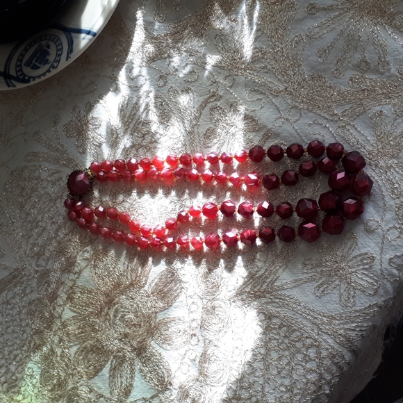 Vintage double strand necklace. Maroon in color - Picture 1 of 7